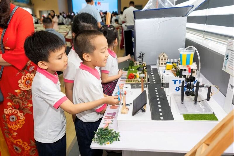 Các dự án tiêu biểu đã được trưng bày, mang lại sự bất ngờ và hứng thú cho các giáo viên, học sinh và người tham gia sự kiện.