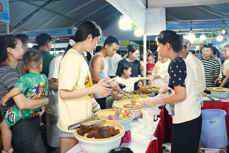 Rất đông người dân đã có mặt trong đêm khai mạc và tham quan, mua sắm tại các gian hàng.