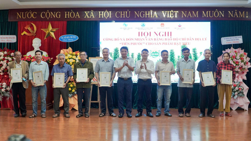 Trao giấy ghi nhận quyền sử dụng chỉ dẫn địa lý "Tiên Phước" cho các tổ chức, cá nhân trên địa bàn các xã thuộc khu vực được bảo hộ. Ảnh: Anh Quân