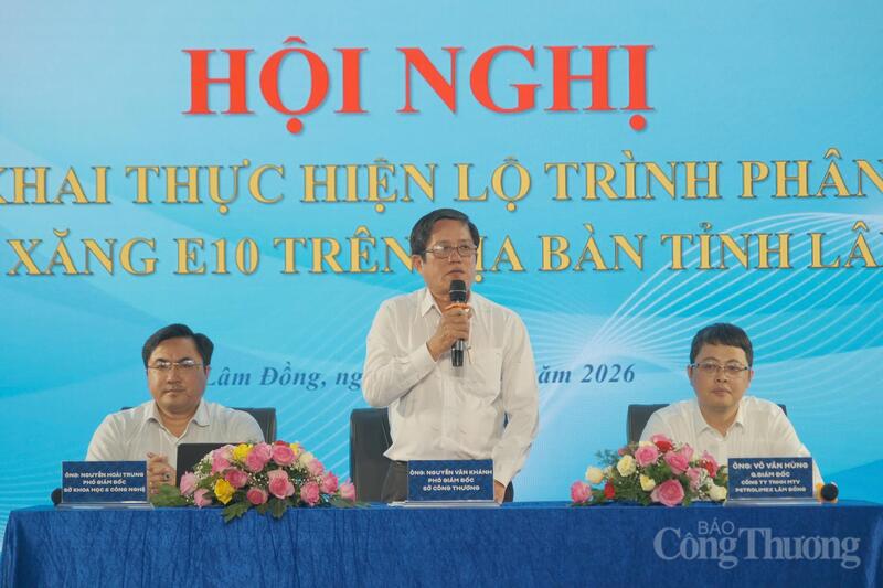 Đại diện lãnh đạo sở, ngành liên quan chủ trì phiên thảo luận giải đáp các thắc mắc của các doanh nghiệp. Ảnh: Lê Sơn