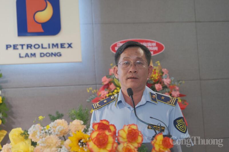 Ông Nguyễn Doanh Điền, Phó Chi cục trưởng Chi cục Quản lý thị trường tỉnh Lâm Đồng phát biểu tham luận tại hội nghị. Ảnh: Lê Sơn