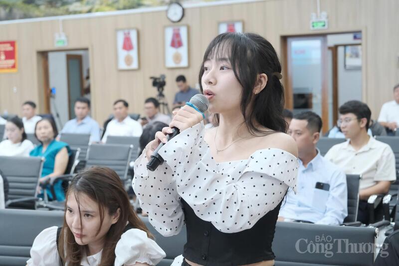 Đại diện Cửa hàng kinh doanh xăng dầu Thanh Hoàng phát biểu ý kiến tại hội nghị. Ảnh: Lê Sơn