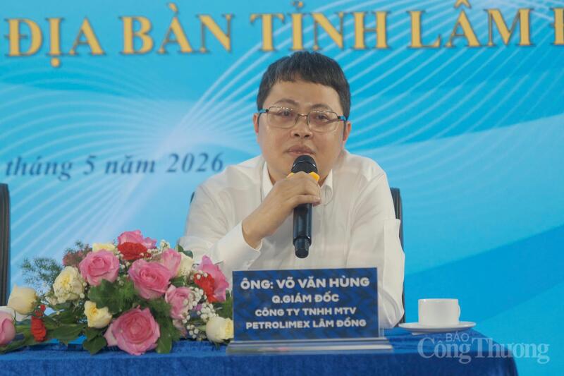 Ông Võ Văn Hùng, Quyền Giám đốc Công ty TNHH MTV Petrolimex Lâm Đồng trả lời câu hỏi của các đại biểu tham gia hội nghị. Ảnh: Lê Sơn
