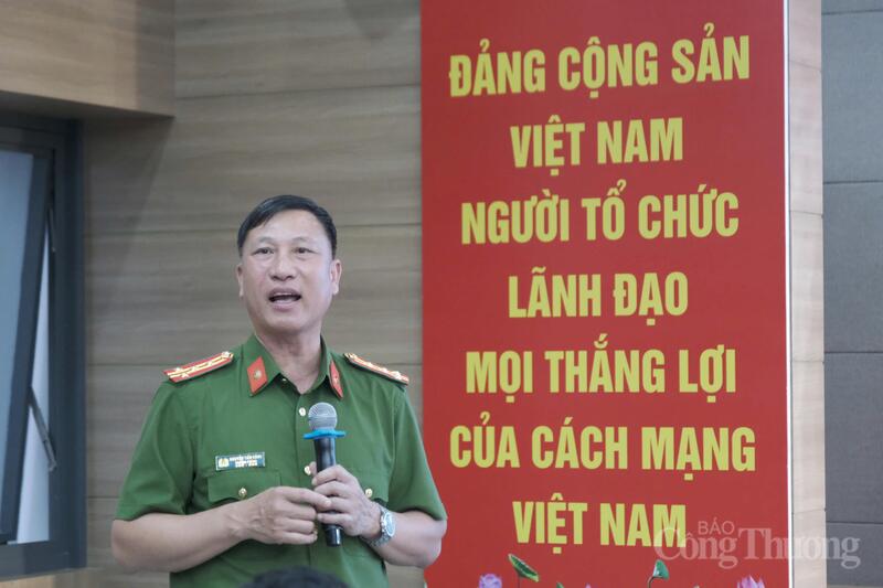 Đại tá Nguyễn Tiến Hồng, Trưởng Phòng Cảnh sát Phòng cháy chữa cháy và Cứu nạn cứu hộ tỉnh Lâm Đồng phát biểu tham luận tại hội nghị. Ảnh: Lê Sơn