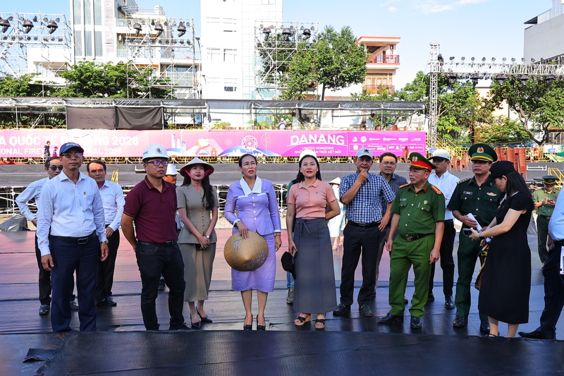 Mme Nguyen Thi Anh Thi a demandé à l'équipe de construction de se concentrer sur l'inspection après chaque étape, afin de garantir le respect absolu des critères de sécurité technique avant la mise en service des installations pour le festival.