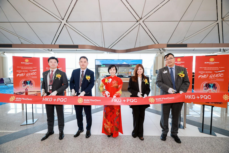 Đại diện hãng cắt băng khai trương đường bay tại Hong Kong (Trung Quốc)