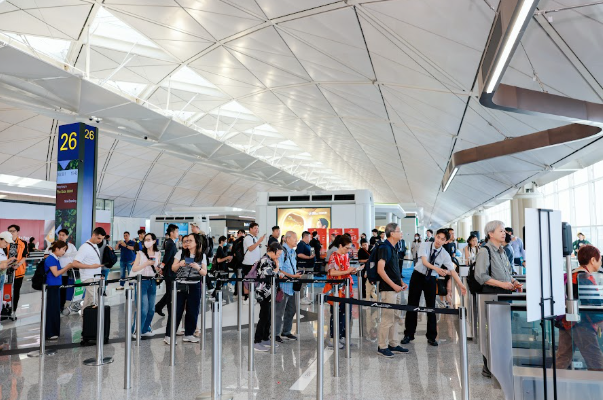 Du khách xếp hàng làm thủ tục tại sân bay quốc tế Hong Kong (Trung Quốc)