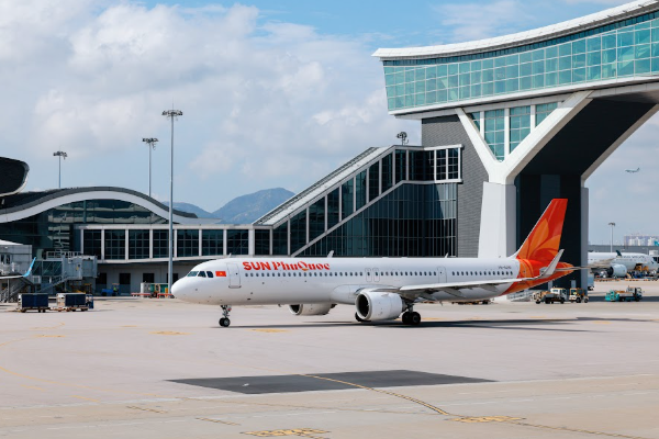 Tàu bay Sun PhuQuoc Airways tại sân bay quốc tế Hong Kong (Trung Quốc)