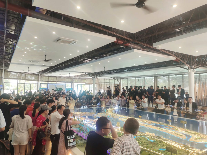 Đông đảo khách hàng tìm hiểu dự án Vinhomes Green Paradise Cần Giờ ngày 16/5
