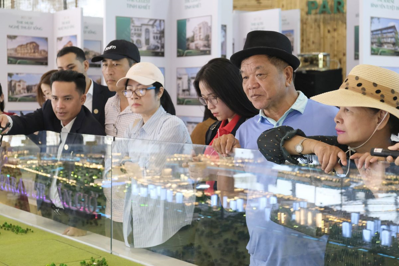Ông Lê Lệnh Cáp (thứ 2 từ phải qua) ấn tượng với tiêu chuẩn sống đẳng cấp của Vinhomes Green Paradise