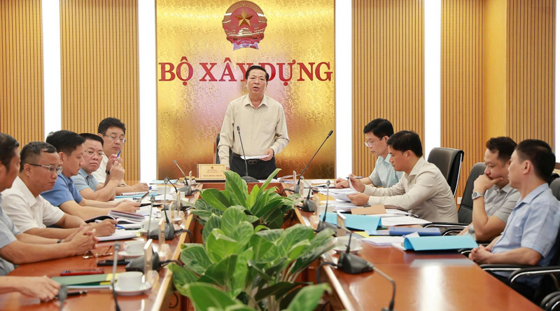 Bộ trưởng Trần Hồng Minh chủ trì cuộc họp về dự án đầu tư xây dựng đường bộ cao tốc Bắc - Nam phía Tây đoạn Pleiku - Buôn Ma Thuột - Gia Nghĩa. Ảnh: Bộ Xây dựng