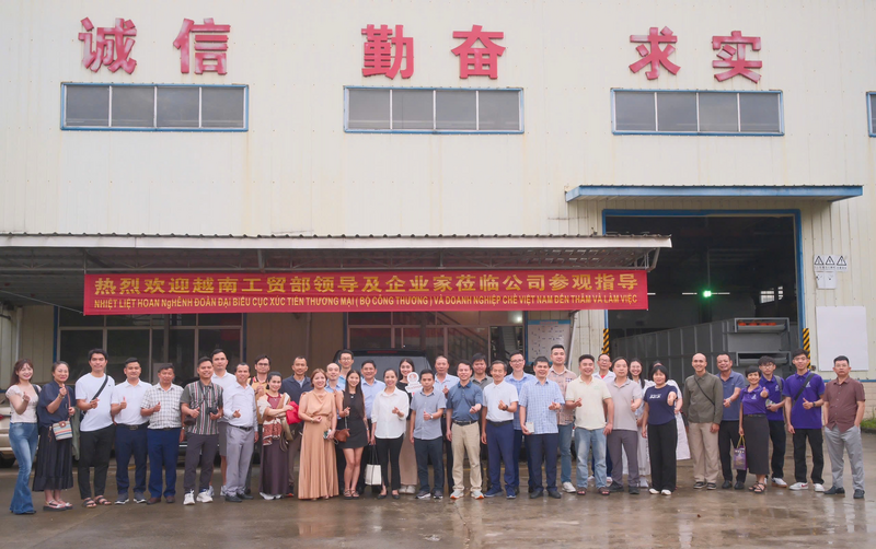 Phái đoàn Việt Nam tham dự một số cơ sở sản xuất, chế biến tại Quảng Tây. Ảnh: Vietrade