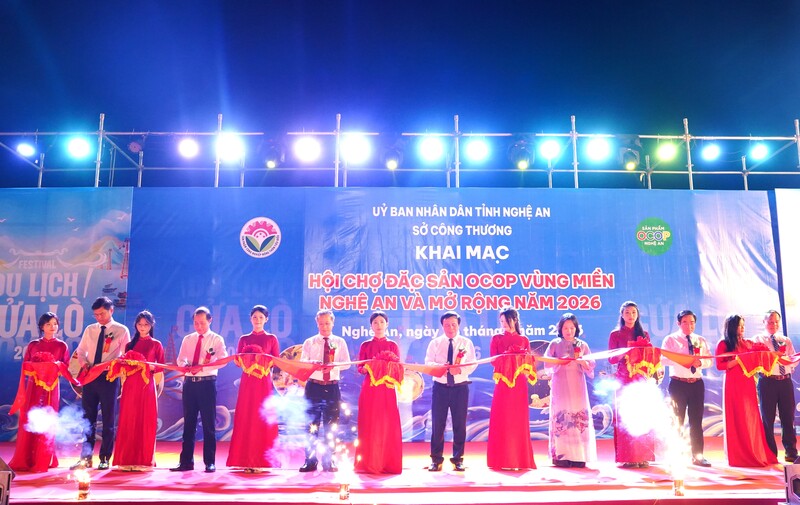 Các đại biểu cắt băng khai mạc hội chợ .