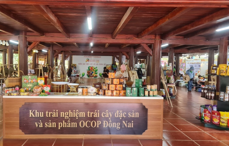 Khu trải nghiệm trái cây đặc sản và sản phẩm OCOP Đồng Nai tại lễ hội.