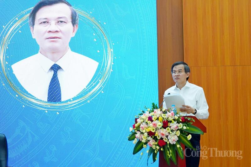 PGS.TS Đoàn Minh Huấn - Ủy viên Bộ Chính trị, Giám đốc Học viện Chính trị quốc gia Hồ Chí Minh phát biểu khai mạc hội thảo - Ảnh: Thu Giang