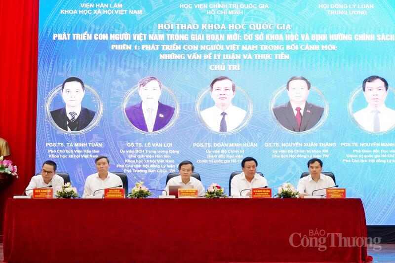 Đoàn chủ trì hội thảo - Ảnh: Thu Giang