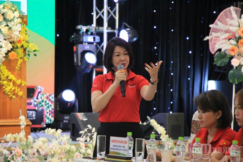 Bà Nguyễn Thị Bích Vân, Giám đốc Truyền thông tập đoàn Central Retail Việt Nam chia sẻ về việc đồng hành và phát triển hàng hóa, nhà sản xuất trong nước. Ảnh: Hiền Mai