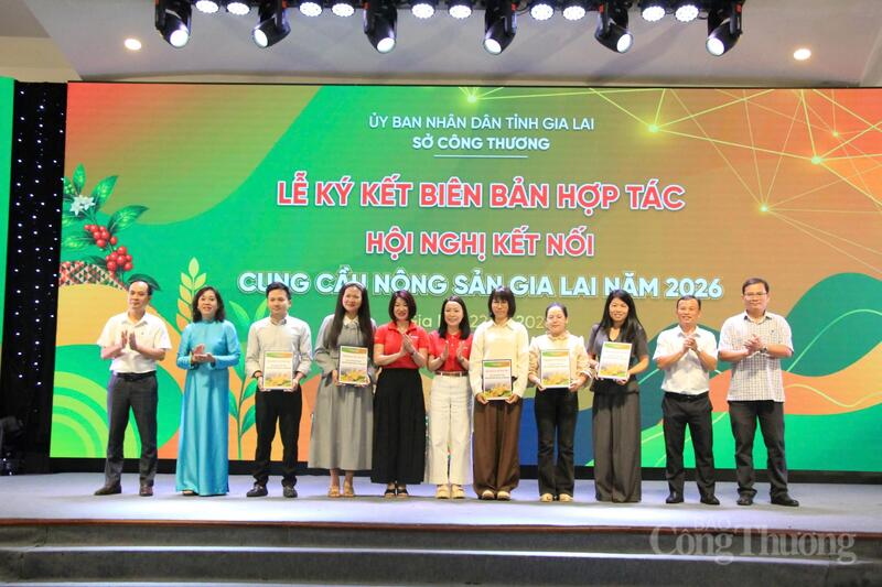 Lễ trao Biên bản Ghi nhớ Hợp tác (MOU) giữa Tập đoàn Central Retail Việt Nam và các doanh nghiệp, Hợp tác xã của tỉnh Gia Lai. Ảnh: Hiền Mai