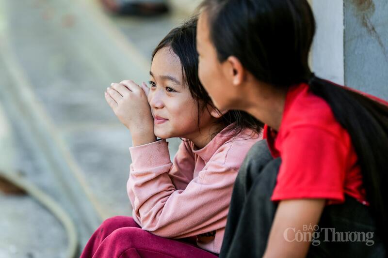 Giữa vùng đất còn nhiều thiếu thốn của biên giới Mường Lát, ngôi trường nhỏ ấy vẫn âm thầm giữ lửa tri thức. Và trong ánh mắt trẻ thơ nơi điểm trường Đoàn Kết, người ta vẫn nhìn thấy niềm tin về một tương lai tốt đẹp hơn phía trước.