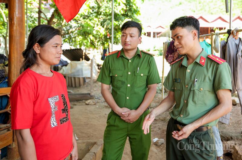Không ít học sinh vì hoàn cảnh khó khăn, đường xa nên nghỉ học giữa chừng. Trước thực trạng đó, lực lượng Công an xã đã phối hợp cùng giáo viên đến tận ngõ, gõ từng nhà để vận động phụ huynh, động viên các em quay trở lại lớp, tiếp tục nuôi dưỡng ước mơ học con chữ nơi vùng biên giới còn nhiều thiếu thốn.