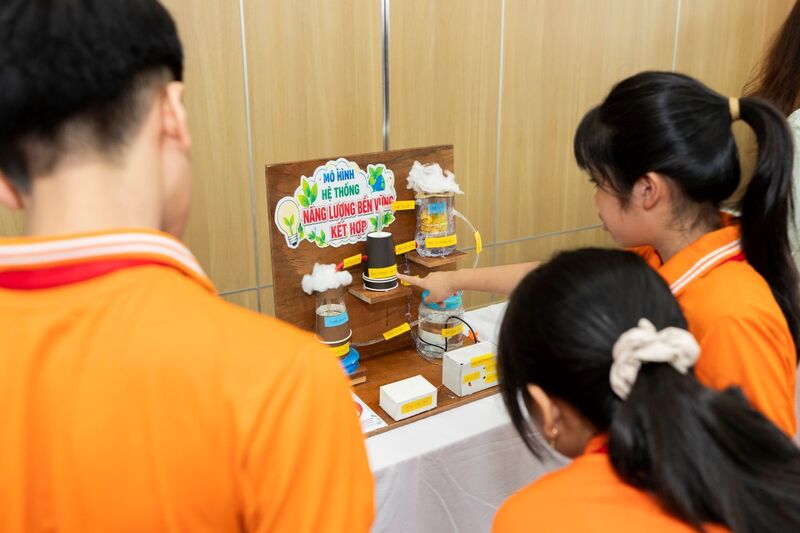 Với chủ đề năng lượng bền vững, cuộc thu đã thu hút được sự quan tâm của các em học sinh.