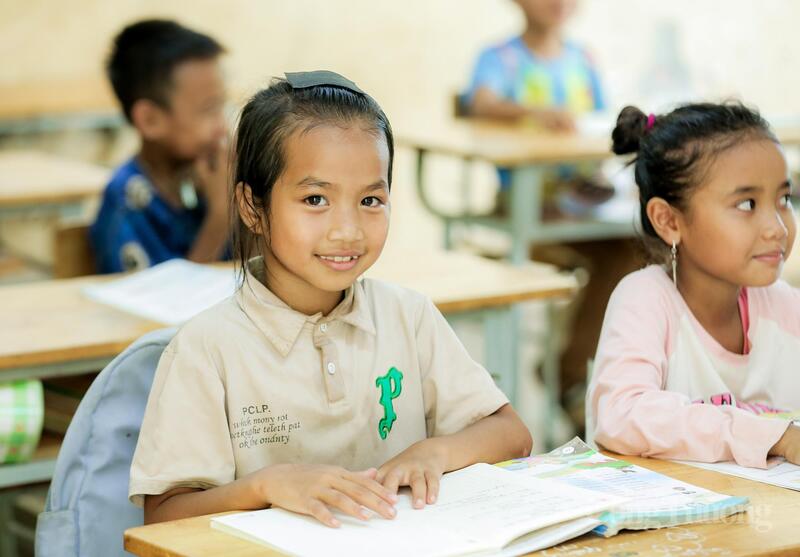 Theo cô Giang, nhiều học sinh ở điểm trường là con em hộ nghèo. Có em đến lớp với đôi dép đã mòn, quần áo cũ sờn nhưng vẫn luôn cố gắng học tập. Những hôm mưa lớn hay rét đậm, giáo viên lại càng lo vì đường đến trường trơn trượt, nguy hiểm. “Có những hôm trời mưa, học sinh đi học người lấm lem bùn đất nhưng vẫn ôm cặp tới lớp. Nhìn các em như vậy, giáo viên chúng tôi càng thương và muốn cố gắng nhiều hơn”, cô Giang nói.