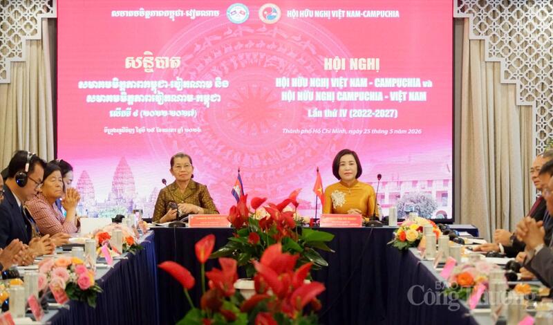 Phó Chủ tịch Quốc hội, Chủ tịch Hội hữu nghị Việt Nam - Campuchia Nguyễn Thị Thanh và Phó Chủ tịch Đảng Nhân dân Campuchia, Chủ tịch Mặt trận đoàn kết xây dựng Đất nước Campuchia, Chủ tịch Hội hữu nghị Campuchia - Việt Nam Men Sam An đồng chủ trì hội nghị.