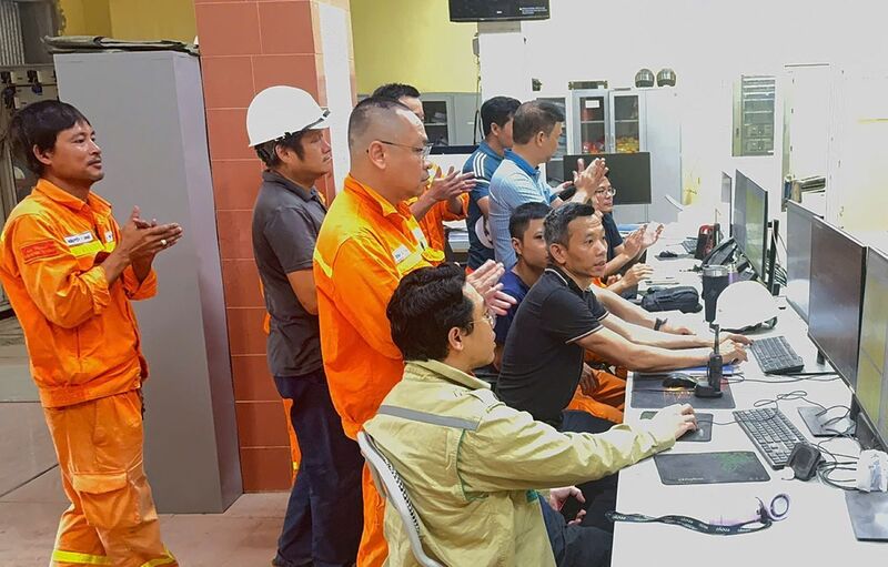 Các đơn vị liên quan chứng kiến thời khắc đóng điện dự án. Ảnh: Lê Linh