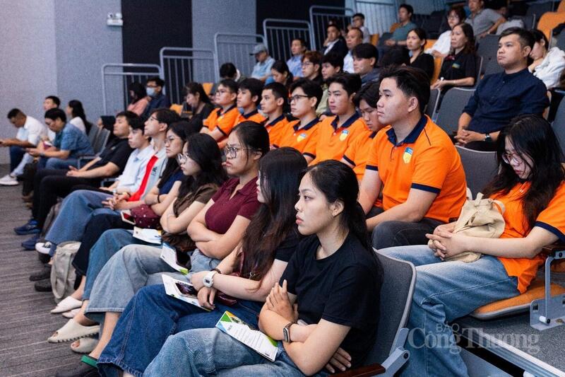 Sinh viên, doanh nghiệp khởi nghiệp sáng tạo tham dự sự kiện.