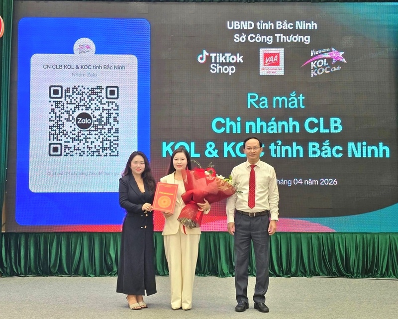 Bà Trần Thị Tân (ở giữa), Giám đốc Trách nhiệm xã hội TikTok Shop Việt Nam, Phó Chủ nhiệm Câu lạc bộ KOL & KOC Việt Nam, Chủ nhiệm Chi nhánh Câu lạc bộ KOL & KOC tỉnh Bắc Ninh. Ảnh: TT