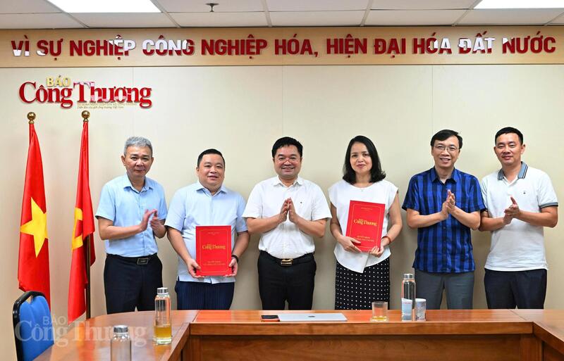 Các đồng chí nhận Quyết định của Ban Thường vụ Đảng ủy Bộ về công tác cán bộ. Ảnh: Cấn Dũng