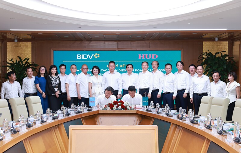 Tổng Giám đốc BIDV Lê Ngọc Lâm và Tổng Giám đốc HUD Đỗ Hoài Đông đại diện hai đơn vị ký Thỏa thuận hợp tác