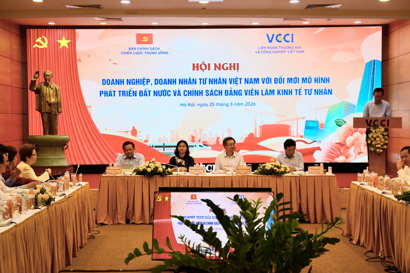 Các đại biểu chủ trì hội nghị. Ảnh: NH