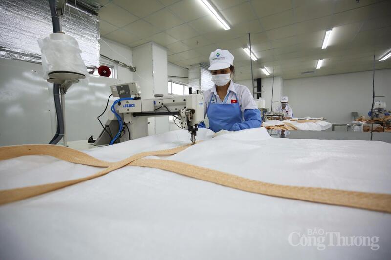 Các mặt hàng xuất khẩu chủ lực của Việt Nam vào Nam Mỹ như dệt may, da giày... đang chịu ảnh hưởng mạnh do chi phí logistics leo thang. Ảnh: Nam Nguyễn