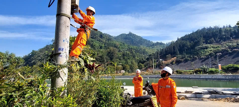 Nhiều tổ công tác của ngành điện phải làm việc liên tục ngoài hiện trường để kịp thời xử lý các tồn tại trên lưới điện. Ảnh: HN