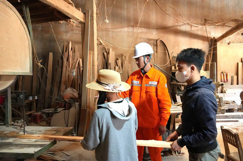 Nhân viên điện lực hướng dẫn cơ sở sản xuất sử dụng điện an toàn.