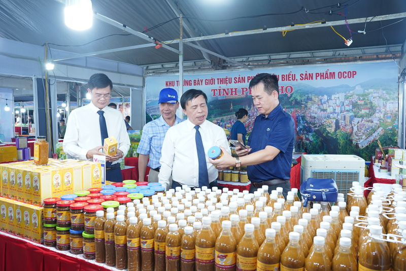 Hội chợ là dịp để các doanh nghiệp, hợp tác xã, cơ sở sản xuất kết nối cung – cầu, mở rộng hệ thống phân phối, tăng cường liên kết chuỗi giá trị bền vững; đồng thời phục vụ nhu cầu mua sắm, trải nghiệm ẩm thực và khám phá văn hóa địa phương của du khách, góp phần kích cầu du lịch và thương mại dịch vụ tại Cửa Lò.