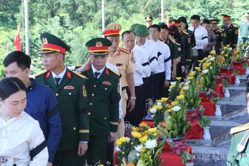 Các đại biểu đã thành kính dâng hoa, dâng hương và kính cẩn nghiêng mình trước anh linh các liệt sĩ. Ảnh: Trọng Tùng