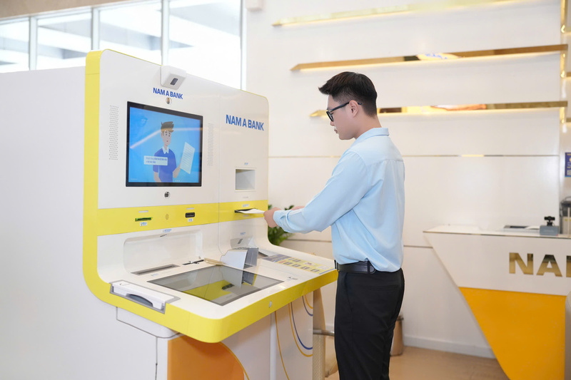 Khách hàng giao dịch tại Điểm giao dịch số OneBank. Ảnh: Nam A Bank.