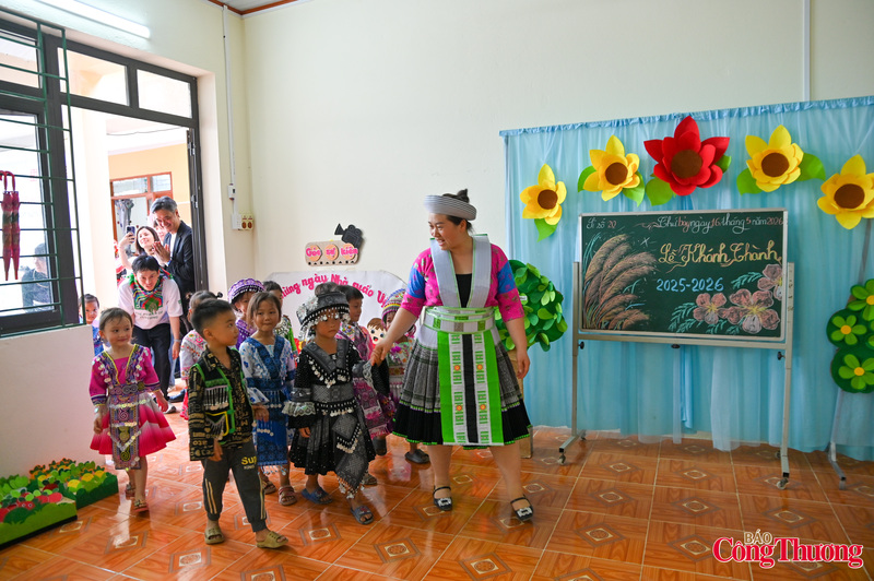 "Nhưng có lẽ, những cam kết ấy hiện lên rõ nhất không nằm trong những bài phát biểu hay những con số thống kê. Chúng hiện diện trong khoảnh khắc những đứa trẻ vùng cao lần đầu bước vào lớp học mới, trong tiếng cười vang lên giữa khoảng sân còn thơm mùi xi măng mới, hay trong ánh mắt nhẹ nhõm của các thầy cô khi mùa mưa năm nay đã có một nơi đủ kín để giữ các em ở lại lớp" - ông Akiyama Naoki, Tổng Giám đốc UNIQLO Việt Nam cho biết.