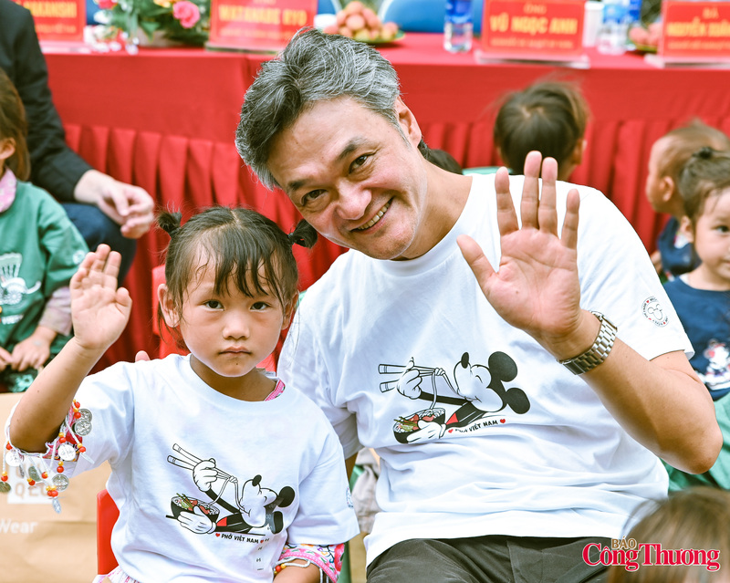 "Ở những vùng núi xa, nơi con đường đến trường còn quanh co qua núi đá và mây phủ, một lớp học mới không chỉ mang ý nghĩa che nắng, che mưa, đôi khi, đó còn là nơi những giấc mơ bắt đầu. Từ một căn phòng nhỏ giữa lưng núi, những đứa trẻ hôm nay có thể viết nên hành trình khác cho cuộc đời mình - hành trình bước ra khỏi cái nghèo bằng tri thức, để rồi một ngày nào đó quay trở về dựng xây chính mảnh đất đã nuôi mình lớn lên" - ông Akiyama Naoki chia sẻ.