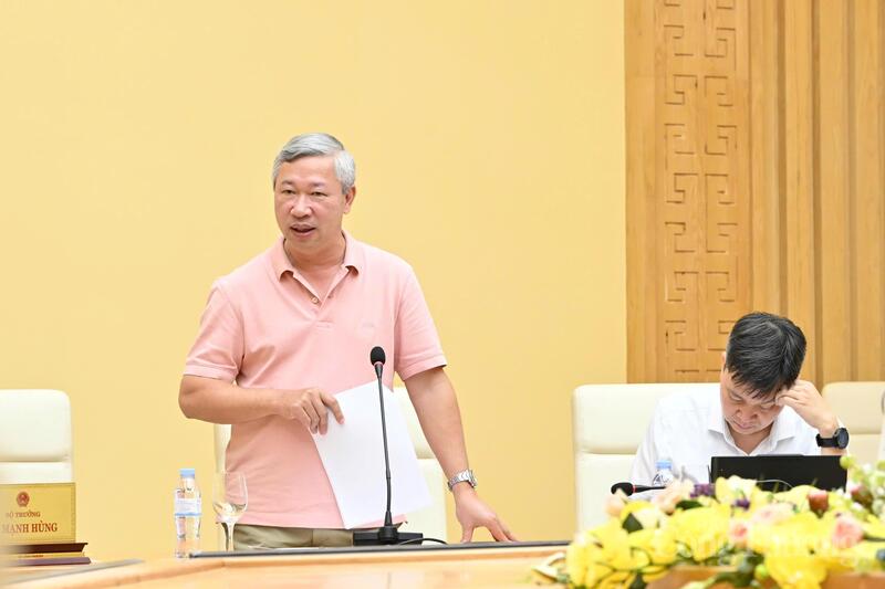 Ông Phạm Nguyên Hùng thay mặt Cục Điện lực báo cáo tình hình cấp điện thời gian qua. Ảnh: Cấn Dũng