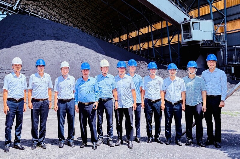 Đoàn công tác đã đi kiểm tra thực tế hiện trường sản xuất, khu vực vận hành các tổ máy, hệ thống xử lý môi trường, kho than và công tác chuẩn bị nhiên liệu phục vụ vận hành mùa khô tại nhà máy.