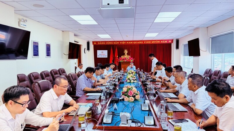 Ông Vũ Quang Chiến – Phó Giám đốc Công ty Nhiệt điện Uông Bí báo cáo đoàn công tác tình hình vận hành các tổ máy tại buổi làm việc.