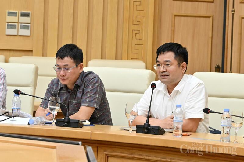 Ông Nguyễn Văn Minh – Tổng Biên tập Báo Công Thương báo cáo công tác truyền thông tiết kiệm điện tại buổi làm việc. Ảnh: Cấn Dũng