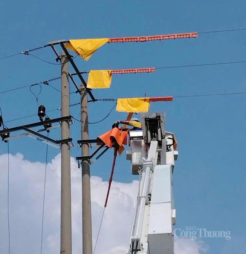 Nắng nóng khiến nhu cầu sử dụng điện tăng cao, lực lượng công nhân ngành điện đang căng mình xử lý các khiếm khuyết trên lưới nhằm đảm bảo cấp điện an toàn, ổn định. Ảnh minh họa.