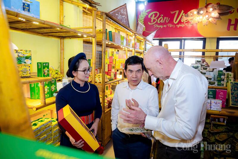 Không gian trưng bày và giới thiệu hơn 100 sản phẩm OCOP các tỉnh phía Bắc và nông sản Thái Nguyên của HTX sản xuất và thương mại dịch vụ Bản Việt.