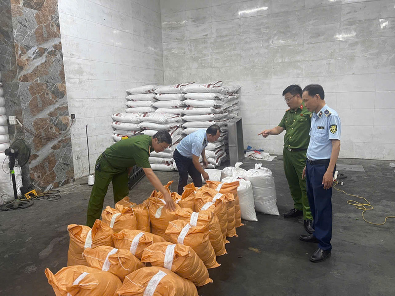 Lực lượng Quản lý thị trườngHà Nội phối hợp với lực lượng Công an kiểm tra cơ sở đóng gói đường có dấu hiệu giả mạo nguồn gốc xuất xứ tại xã Hoài Đức, Hà Nội. Ảnh: Vương Dũng