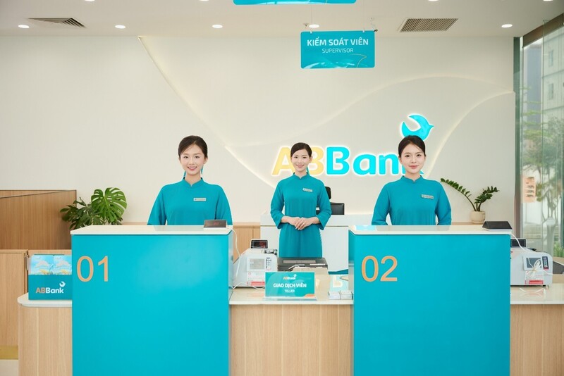 Không gian giao dịch mới của ABBank được thiết kế theo hướng mở, đồng bộ nhận diện thương hiệu và tối ưu trải nghiệm khách hàng.