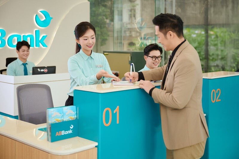 ABBank triển khai mô hình quầy giao dịch đứng cho các giao dịch nhanh nhằm tối ưu phục vụ và giảm thời gian chờ.